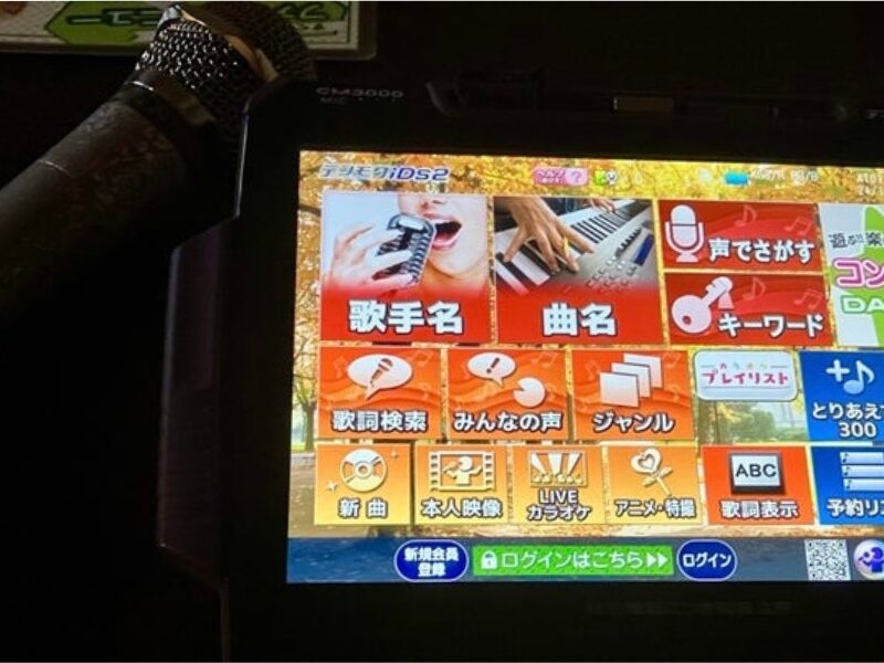 カラオケボックスのタッチパネル。何を歌おうか迷います。