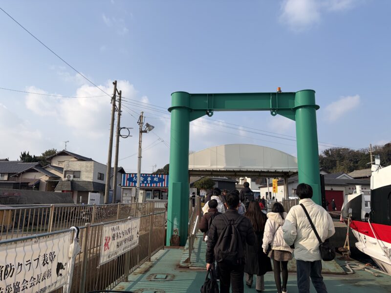 相島に到着してフェリーを降りる観光客の様子
