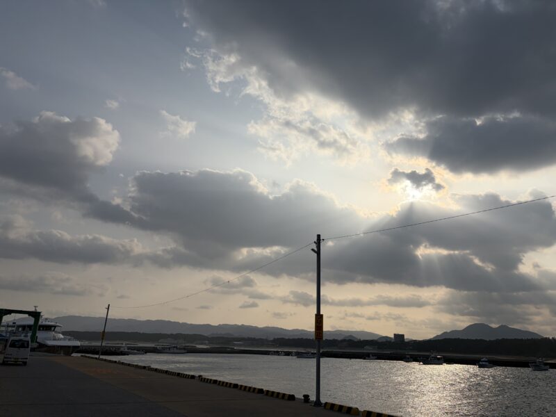 冬の相島の港と海の風景。曇り空で風が強く寒い一日
