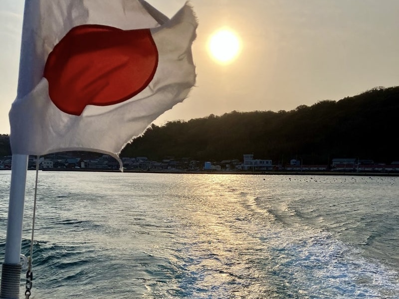 相島をバックに新宮漁港へ。夕陽がとてもきれいです。