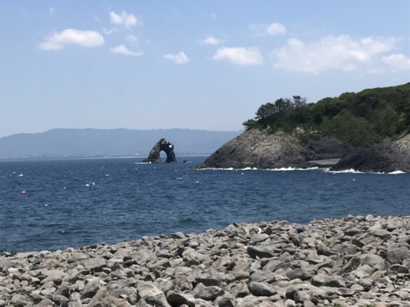 相島積石塚群から一望できる玄界灘の荒波が作り出しためがね岩