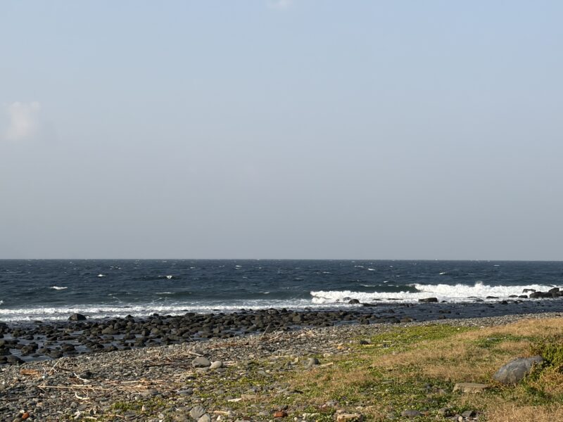 福岡・相島の綺麗な海辺。玄界灘の潮風に吹かれながら散歩も良き。