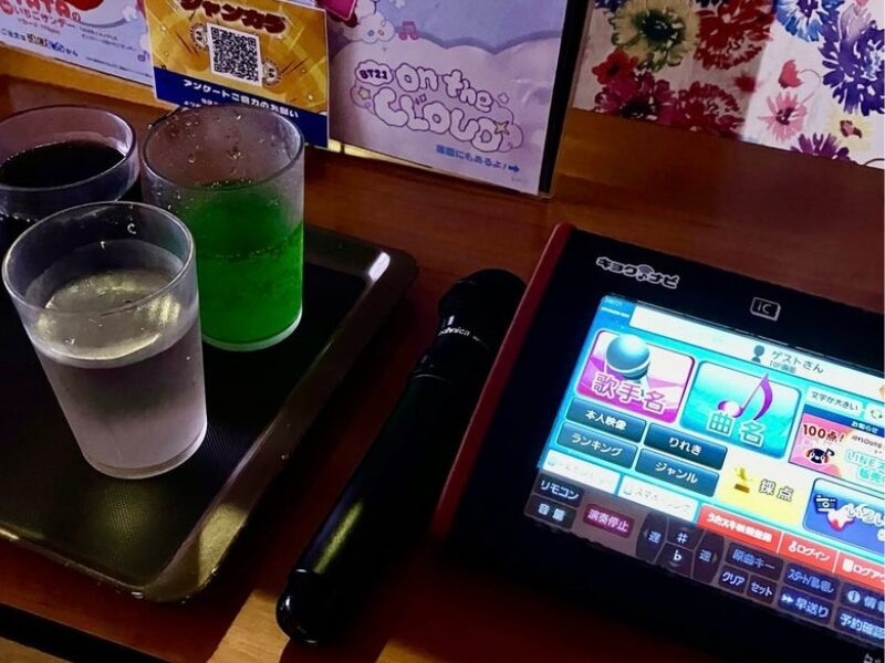 ジャンカラにて。ドリンク取りに行くのが面倒で、まとめて部屋まで運びました