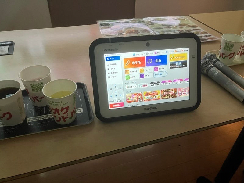 カラオケサウンドパークの部屋内。広々としています。