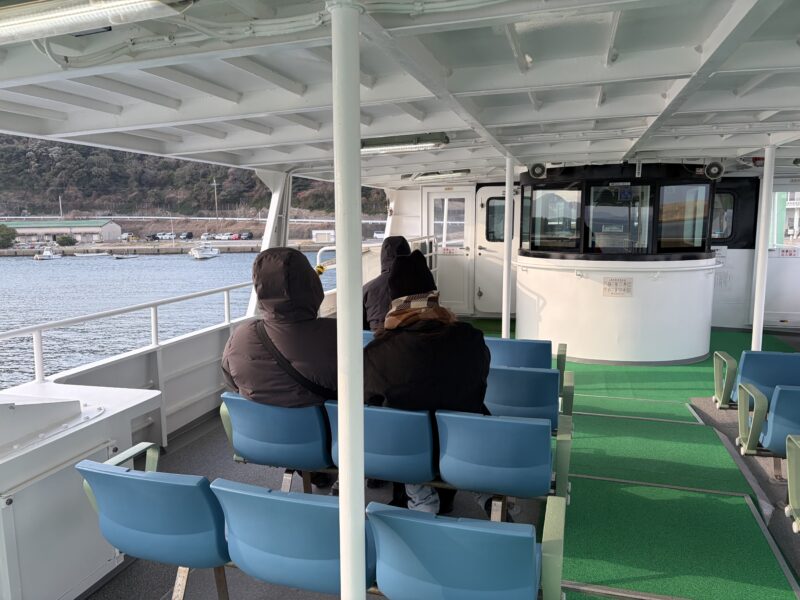 相島行きフェリーのデッキ。風が強く冬はとても寒い