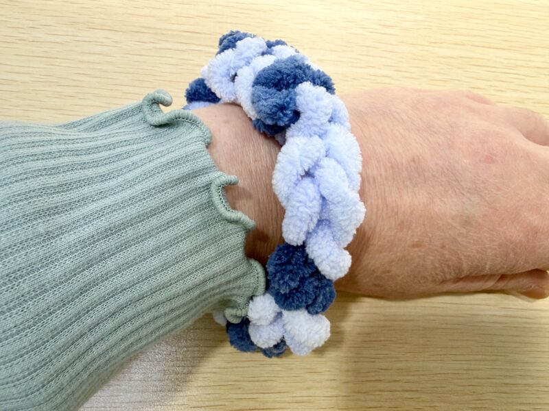 指編みシュシュの完成品。慣れれば10分程度で完成します。