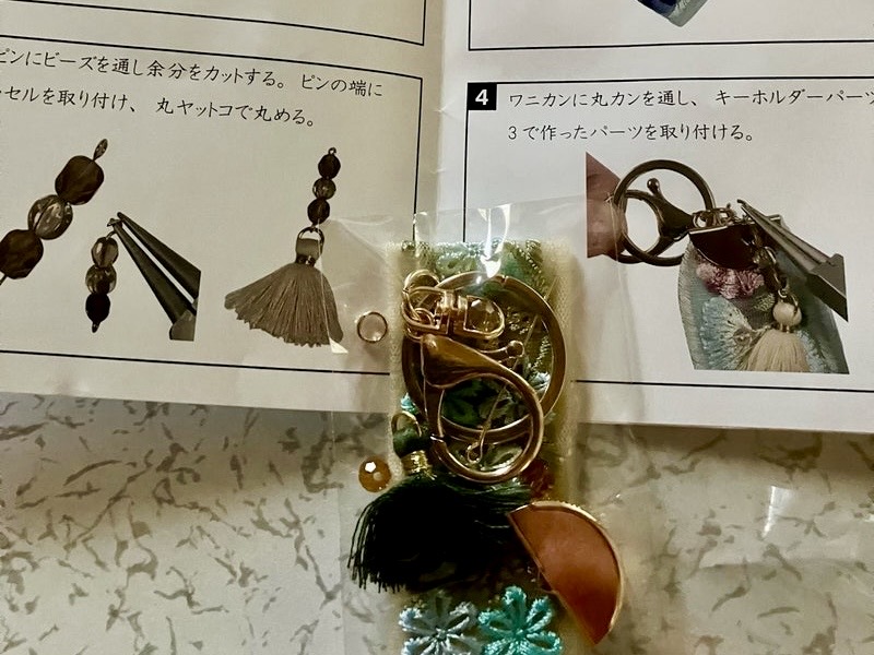 ワッツのインド刺繍キーホルダーキットの中身。説明書もついてます。