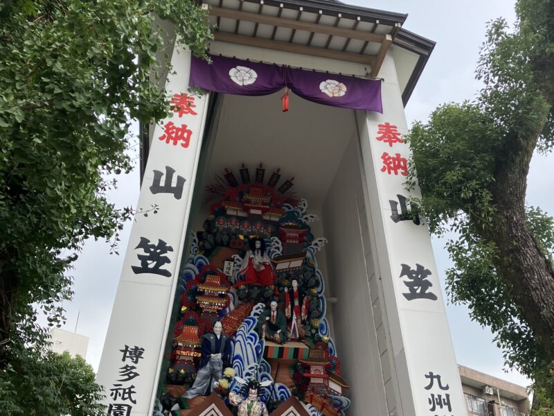 博多山笠に行かなくても櫛田神社境内で見ることができます。