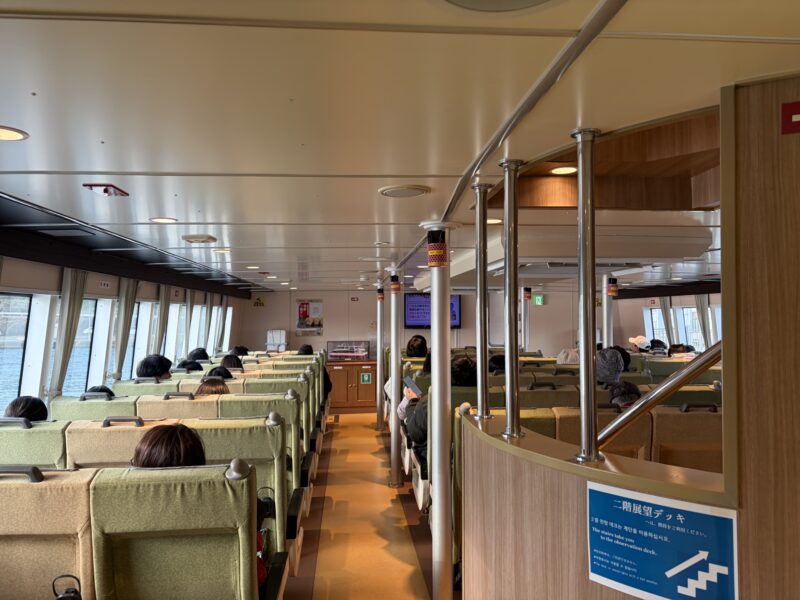 相島へ向かうフェリーの船内。冬は比較的空いている