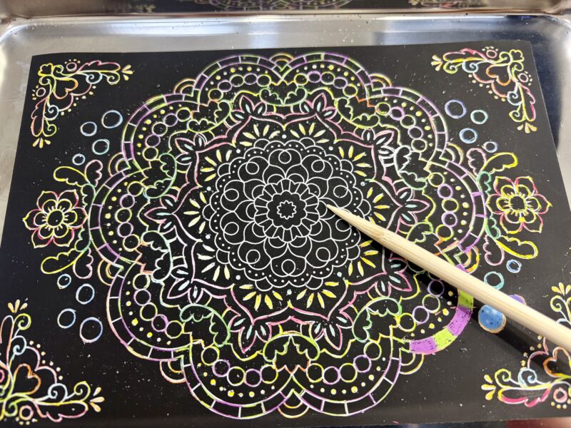 ダイソーの曼荼羅スクラッチアートを削っている中盤の様子。無心になれるおうち時間