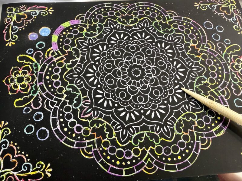 曼荼羅スクラッチアートを3割ほど削ってみたところ。夢中になってしまいます。