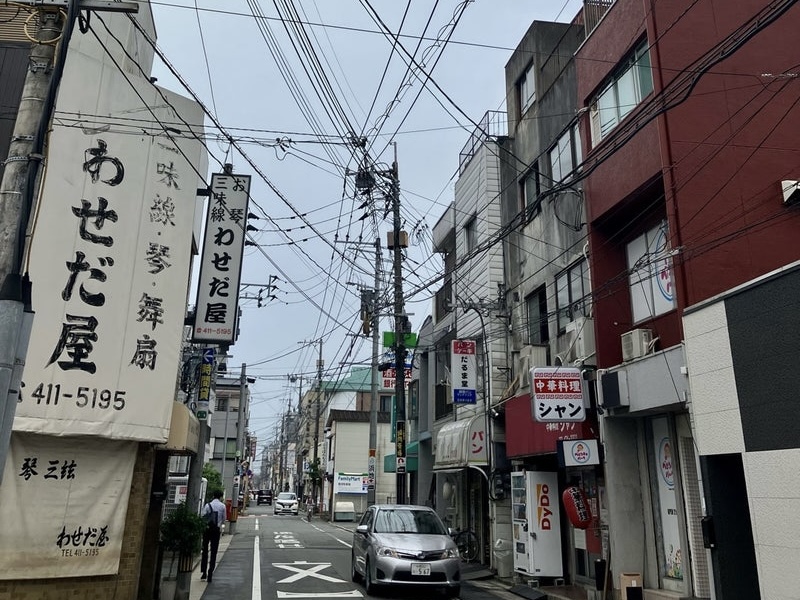 福岡　博多区美野島へ続く別の通り。このエリアは夜になるとにぎわいます。