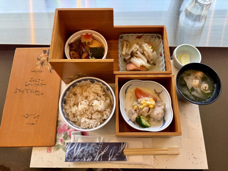 さがんれすとらん志乃の志乃弁当。とても豪華で、どれを食べようか迷います。