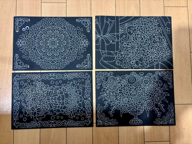 ダイソーのスクラッチアートの絵柄。花シリーズで、曼荼羅も入ってます。