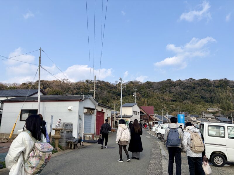 冬の相島の港周辺。観光客が集まる到着直後の風景