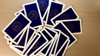 シャッフルしたタロットカード