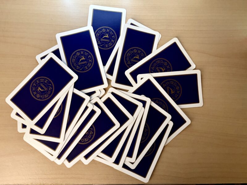 シャッフルしたタロットカード