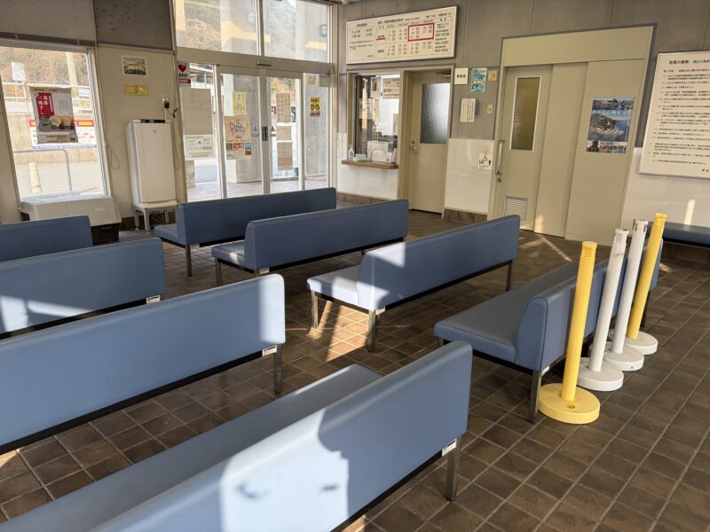 新宮渡船場の待合室。冬でも屋内で待てるスペースがある