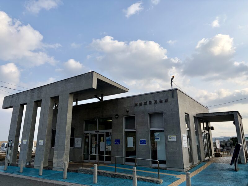 冬の新宮渡船場の外観。観光客の少ない静かな様子