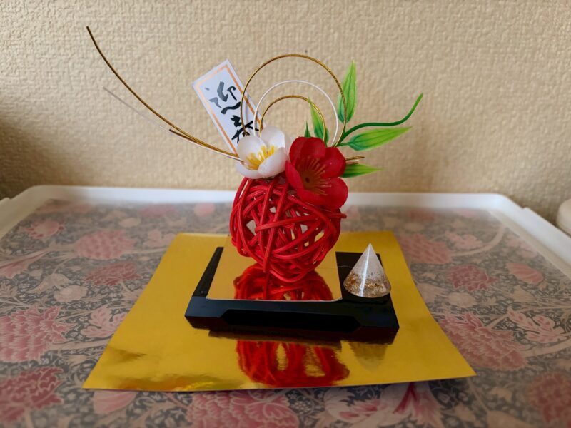 日本では、お正月は玄関先に縁起物を飾る風習があります。