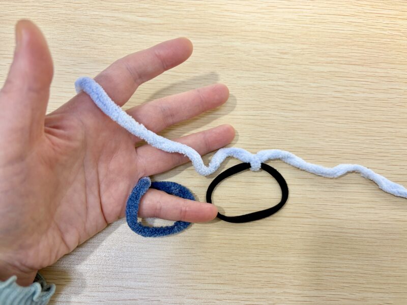 太めの毛糸を使って指編みをするとふんわり感が出て可愛いです。