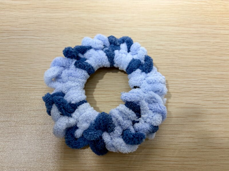 完成した指編みシュシュ。初めて作ったので相当時間がかかりました。