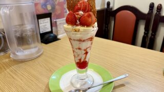 鳥栖 カフェ・ド・ブルーの季節限定苺パフェ。パフェの種類も豊富です。