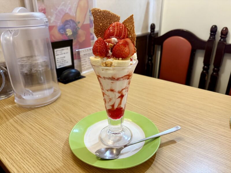 鳥栖 カフェ・ド・ブルーの季節限定苺パフェ。パフェの種類も豊富です。