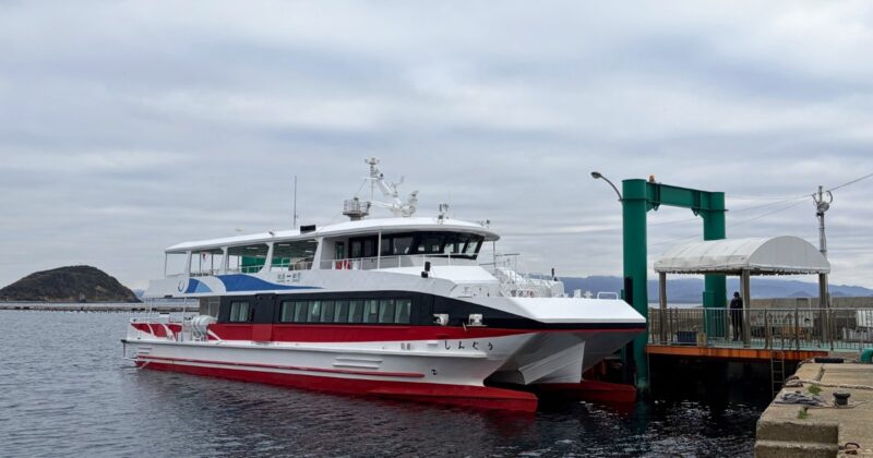相島から新宮に向かうフェリー