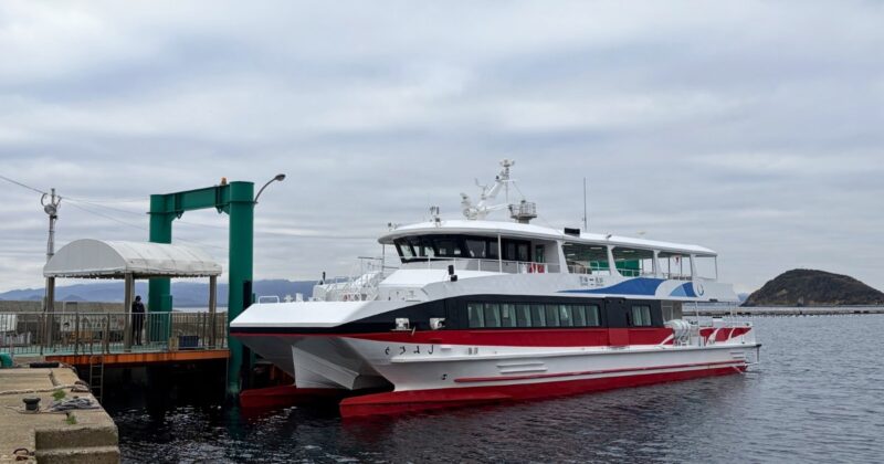 相島から新宮に向かうフェリー