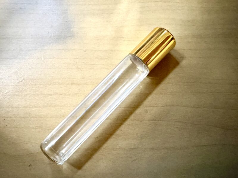 いつも持ち歩いている手作りのアロマ香水。ロールオン容器に入っています。