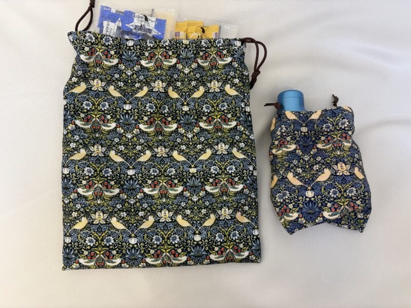 何かと便利な巾着袋。いろんなものを入れています。