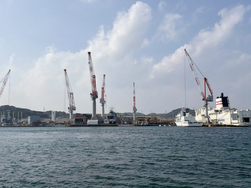 巌流島から見た鉄鋼工場のアーム