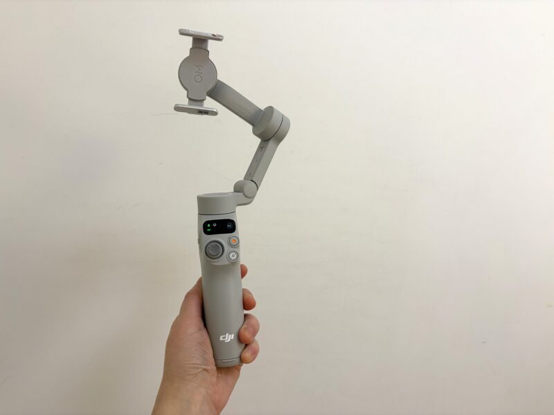 DJIジンバルを手に持っている様子