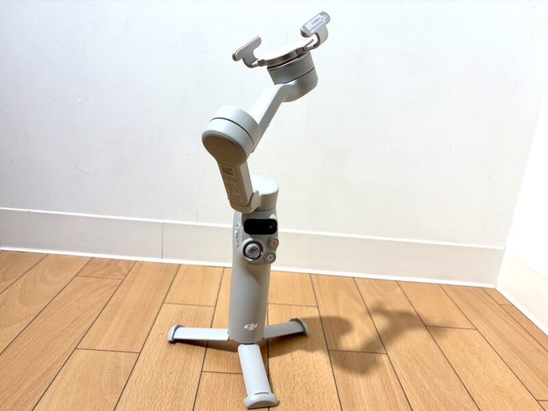DJI Osmo Mobile 7を三脚で立てた状態の写真
