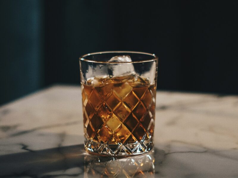 昼からヒトカラで飲み放題のドリンクを楽しむ様子