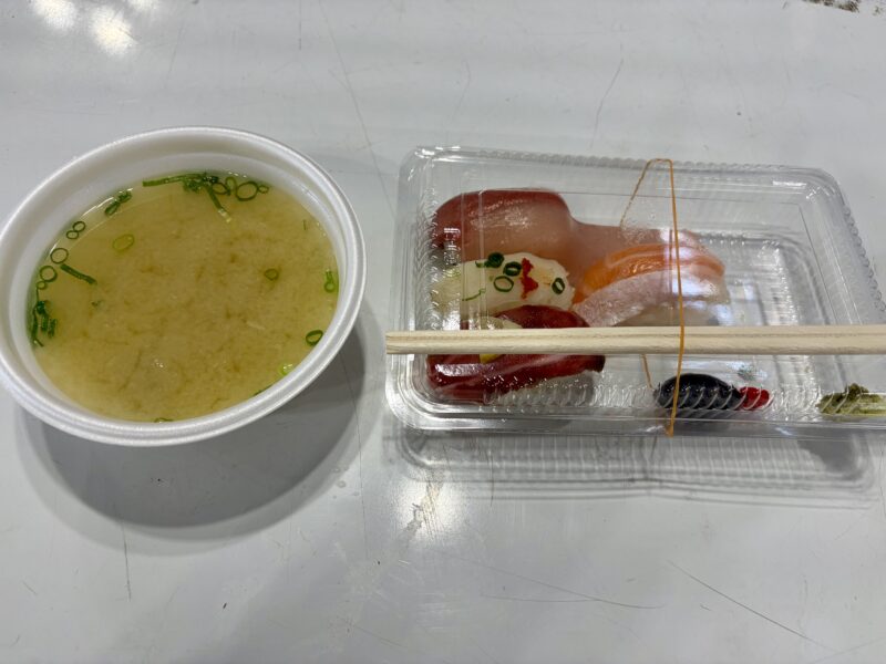 唐戸市場で購入した寿司とふぐ味噌汁