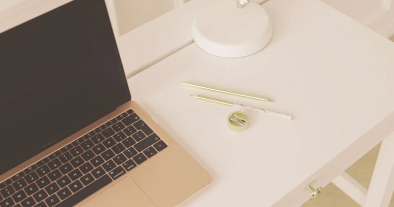 朝のパソコンデスクの風景