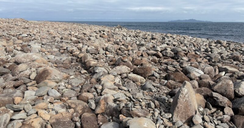相島積石塚群の石積み古墳が並ぶ長井浜の海岸