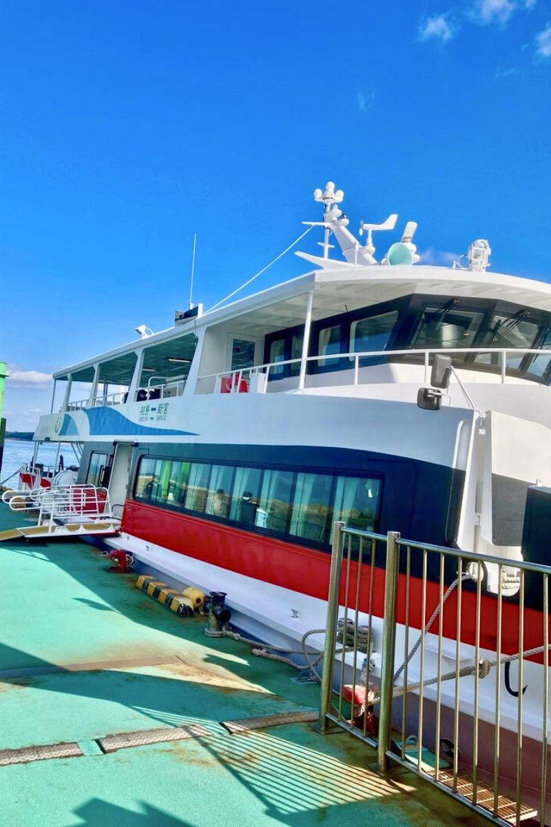 相島行きのフェリーの外観と乗船の様子