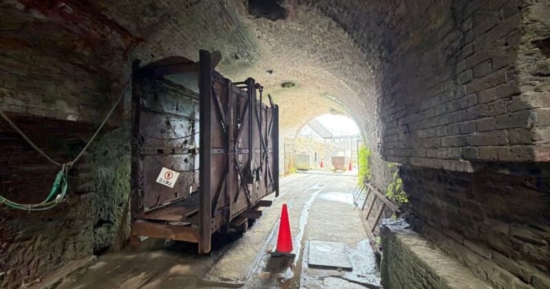 万田坑坑道を中から撮影