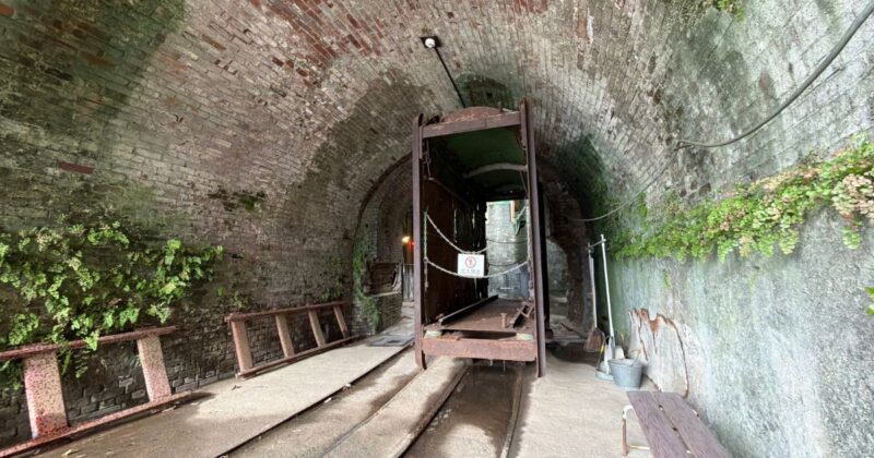 万田坑の坑道入り口