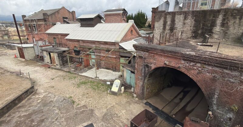 万田坑 レンガ造りの建物を上田から見た写真