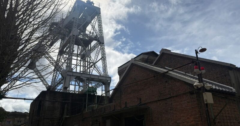 万田坑の巨大櫓(やぐら)と煉瓦造りの建物