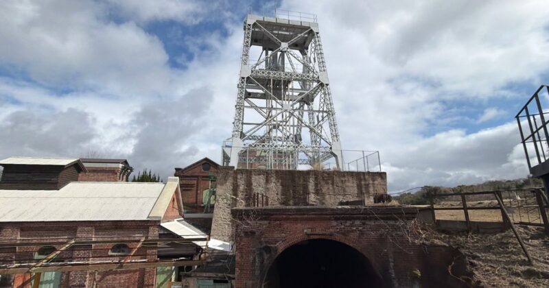 万田坑 竪坑櫓と坑道