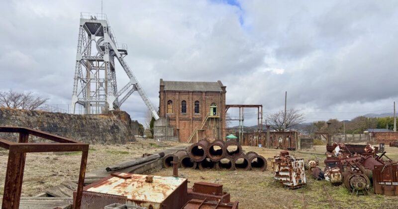 白い櫓+レンガ建物の全景