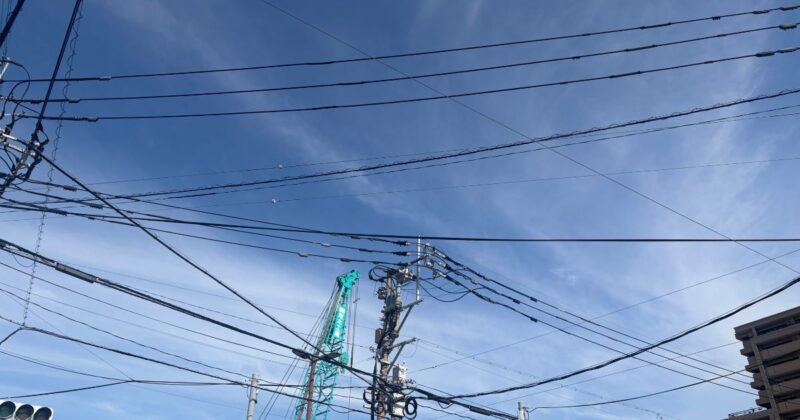 福岡県福間市駅付近。重機のアーム