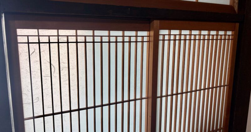 福岡市東区箱崎の元下宿の腰高格子窓