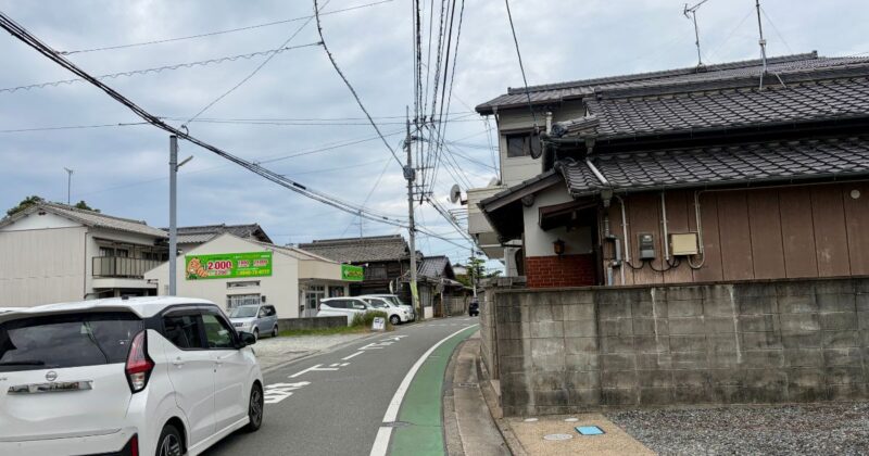 福間駅海沿いの道路。昭和住宅がまだ残っている。