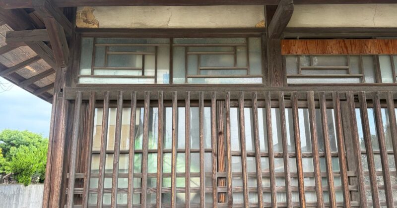 福間駅海沿い、おそらく元酒屋町屋造りの扉